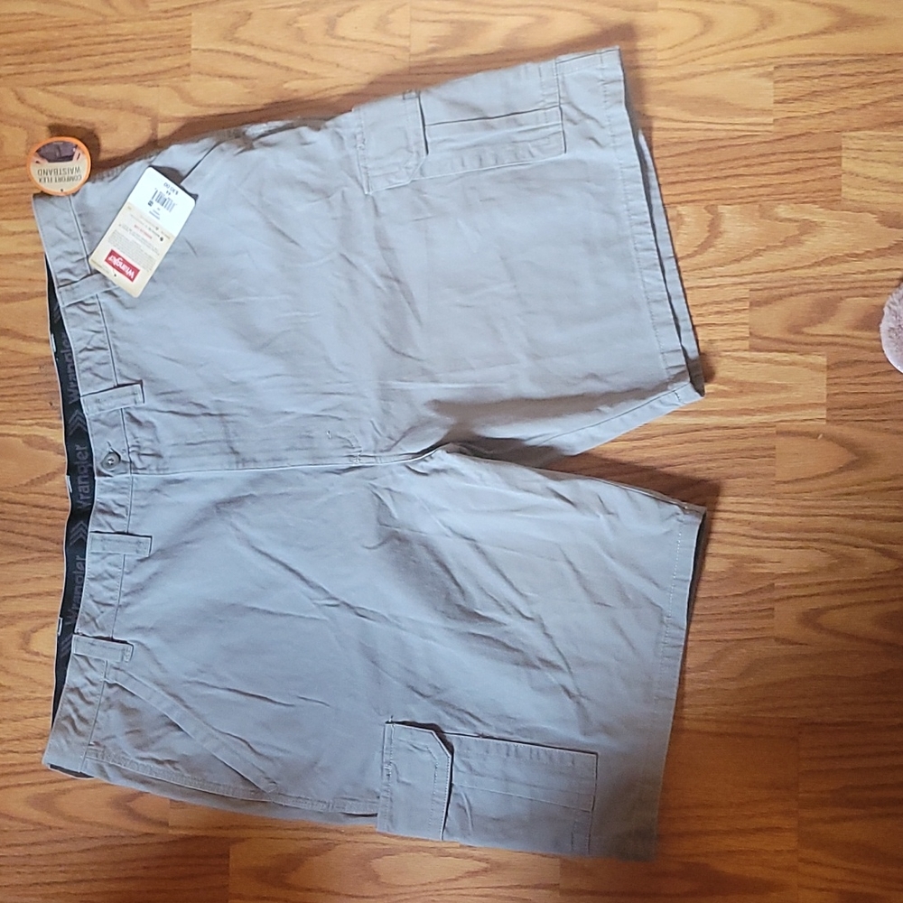 Wrangler tan cargo shorts - men's size 44 waist NWT